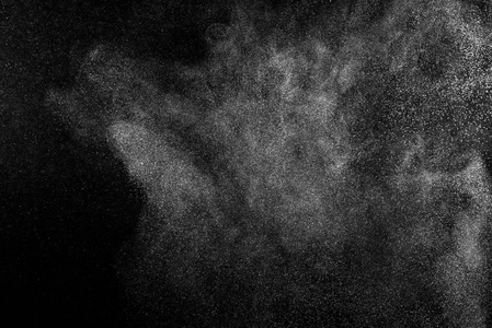 黑色背景上白色粒子的冻结运动。粉末爆炸。抽象粉尘覆盖纹理..