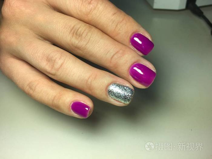时尚的紫红色指甲短指甲上有银色图案