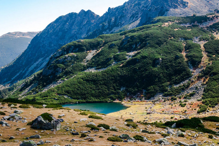 风景秀丽的群山带湖，