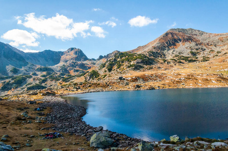 风景秀丽的群山带湖，