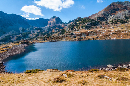 风景秀丽的群山带湖，