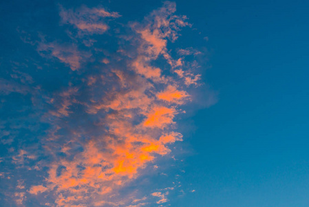 橙色日出的天空与云彩，完整的框架