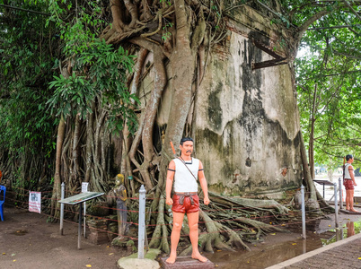 寺庙覆盖着榕树的根，在瓦邦，功夫寺，Samut，Songkhram，泰国