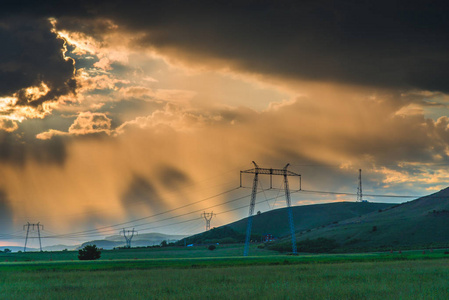 多云的日落天空，田野上有电线杆