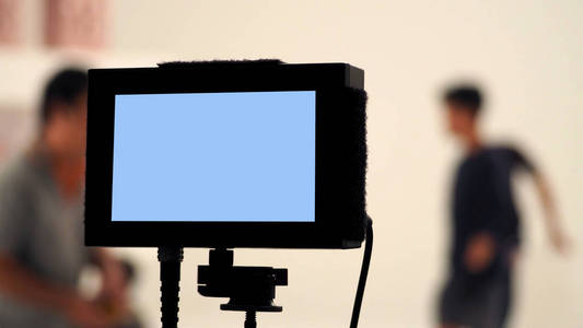 幕后电影或视频制作监视器在电视商业拍摄和电影摄制组中设立下一个镜头，等待导演代理或客户批准