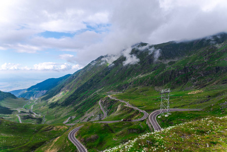 特拉法加拉山高速公路，青草山脉，弯弯曲曲的道路和云层