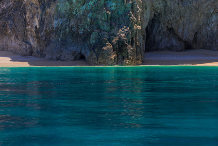 大悬崖脚的细节视图，周围有清澈的蓝海。