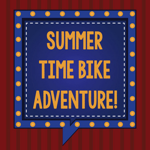 手写文本夏季时间自行车冒险。概念意味着在一年中的阳光季节骑自行车广场讲话泡泡在另一个以断线圈为边界