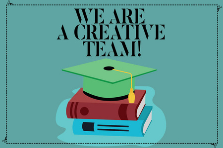 概念写作显示我们是一个创造性的团队。商业照片展示了创造性的团队合作同事头脑风暴工作颜色毕业帽与 tassel 3d 学术帽书籍