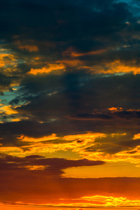 雄伟的橙色日落和日出的天空，云满框