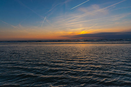 夕阳西下，波涛汹涌的海面