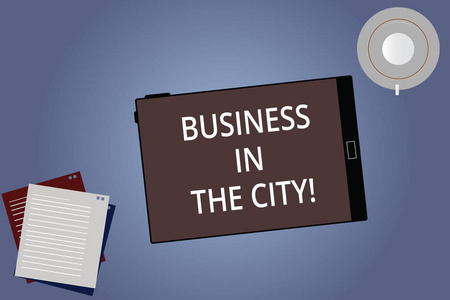 概念手工写作, 显示城市中的业务。商业照片展示城市公司专业办公室在城市平板屏幕酱油和填充片在颜色背景