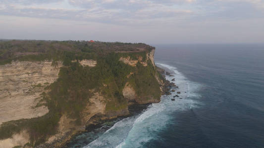 岩石和大海巴厘岛。鸟瞰