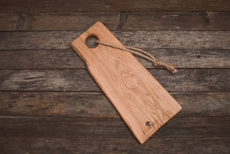 旧木板上的橡木切割板