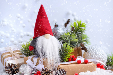 圣诞作文与侏儒礼物和节日装饰在雪地上。 圣诞节或新年贺卡。