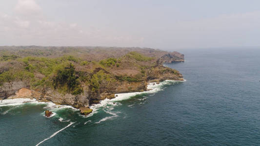 岩石海岸与海洋冲浪