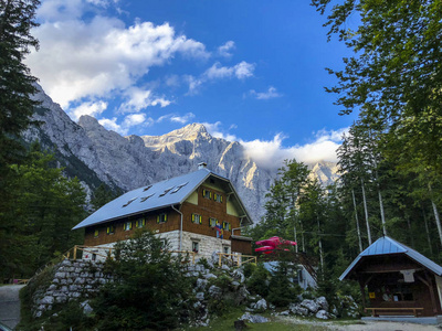 雄伟的特里格拉夫山在背景和农舍阿尔贾泽夫多姆在前面。