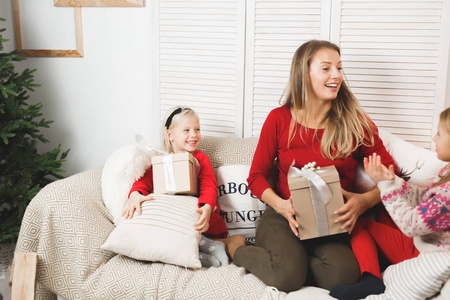 假期 礼物 圣诞节 圣诞节 生日概念   快乐的母亲和儿童女孩礼品盒