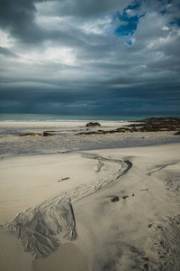 美丽的海滩斯卡根在弗拉克斯塔德洛福顿群岛在挪威夏季时间。 暴风雨的云。