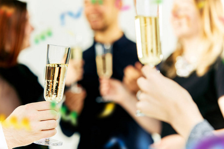 庆祝活动。手中持有的香槟和葡萄酒酿造举杯眼镜