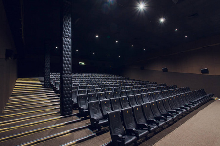 空银色电影院内部与白色屏幕和座椅