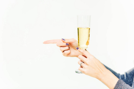 庆祝。女性手拿着香槟酒或葡萄酒做烤面包