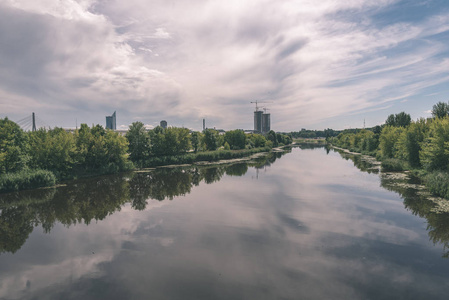 里加市和达加瓦河的景色，夏季拉脱维亚的平静水