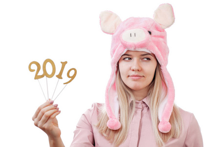 女孩持有数字2019年阴险的外观构思的想法。 庆祝活动。 新年。 猪的性格特征