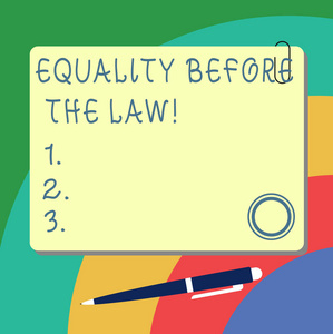 写法律面前人人平等的文字。概念意味正义平衡保护平等权利为大家空白方形颜色委员会与磁铁点击圆珠笔推杆和夹子