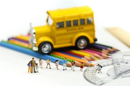 微型人师生用五颜六色的绘图工具和固定的校车教育理念。