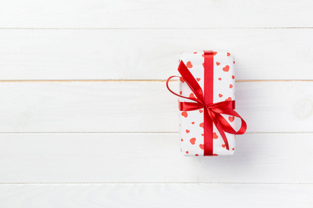 情人节或其他节日手工礼物纸与红心和礼品盒在假日包装。 现盒礼品在白色木制桌子顶部视图与复制空间空空间设计。