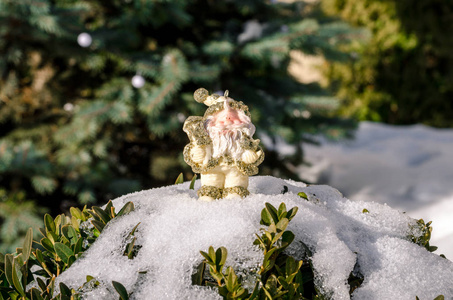 冬季新年圣诞老人玩具人物在雪地上的圣诞树概念