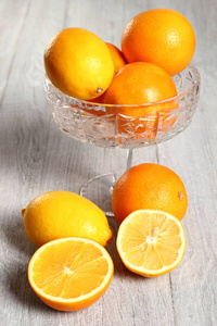 玻璃碗里的橘子和柠檬水果