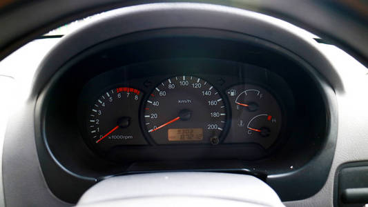 汽车速度计或速度计。 测量和显示车辆的瞬时速度。