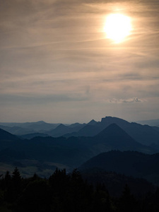 日落时的TrzyKoronyMassif。 皮尼尼山波兰。