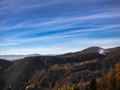 Beskids山脉秋季从Jaworzyna山脉附近的PiwnicznaZdroj镇，波兰。向西看。