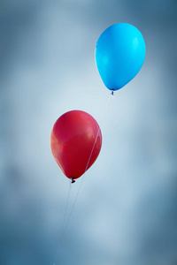 生日聚会上五颜六色的气球图片