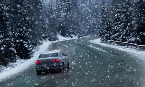 风景优美的维尤汽车在道路上，积雪景观，而在冬季下雪