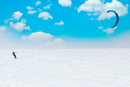 滑雪板与风筝免费乘坐蓝天背景。