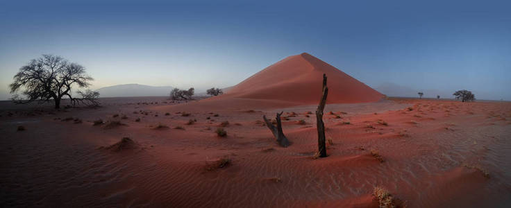 全景大气，宁静，纳米比亚沙漠景观，著名的红色沙丘编号。 日出前40分钟。 风景如画的雾蒙蒙的沙漠景观纳米比亚纳乌克洛夫特国家公园