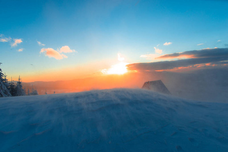 雪山景观和日落天空的壮观景色