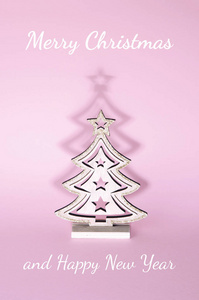 圣诞树在粉红色的背景图片