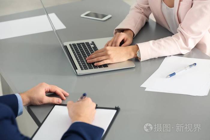 人力资源经理在办公室面试中与应聘者进行面试