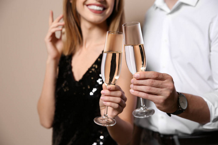 幸福的一对夫妇带着一杯香槟在彩色背景特写上