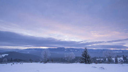 冬天在山上，紫色的天空，旅行摄影