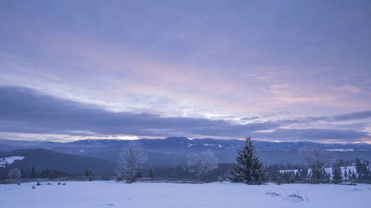 大自然摄影冬天的山紫紫色的晚霞天空