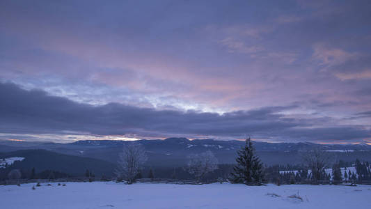 紫色的天空和冬天在山上