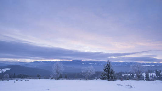冬天在山上的紫色天空