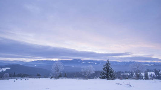 冬天在山上，紫色的天空和白雪覆盖的土地