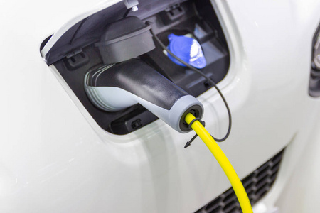 为汽车新汽车充电的电池创新，电源插入电动汽车充电的能源创新概念。